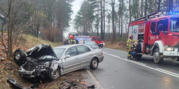 Poważny wypadek na drodze krajowej. W akcji ratownicy