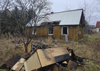 Policjanci wynieśli mężczyznę z płonącego domu - Radio Kielce Policjanci wynieśli mężczyznę z płonącego domu