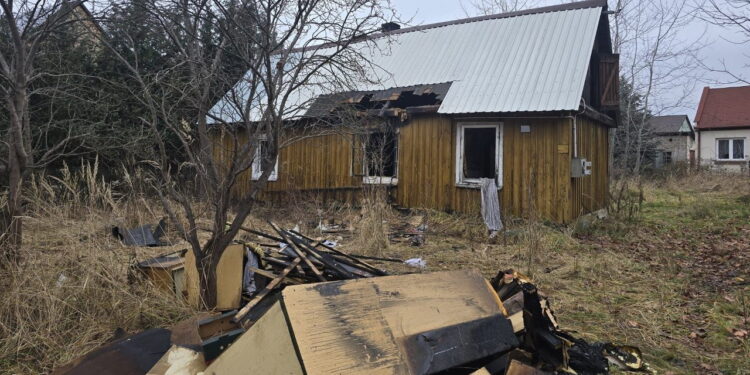 Policjanci wynieśli mężczyznę z płonącego domu - Radio Kielce Policjanci wynieśli mężczyznę z płonącego domu