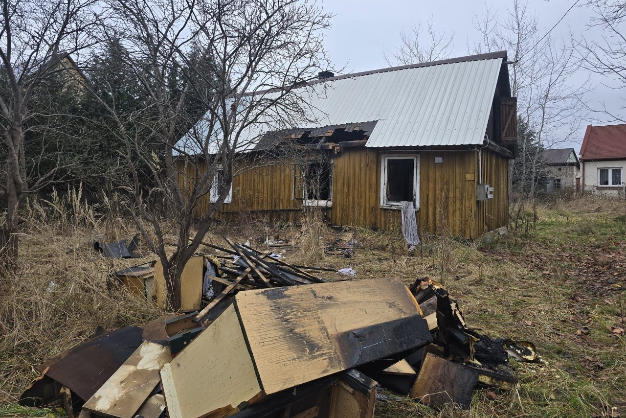 Policjanci wynieśli mężczyznę z płonącego domu