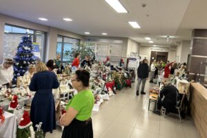 U starosty kieleckiego już czuć klimat świąt - Radio Kielce 10.12.2025. Kielce. Kiermasz bożonarodzeniowy w Starostwie Powiatowym w Kielcach / Fot, Marcin Marszałek - Radio Kielce