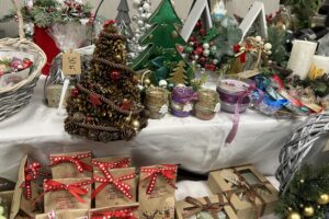 U starosty kieleckiego już czuć klimat świąt - Radio Kielce 10.12.2025. Kielce. Kiermasz bożonarodzeniowy w Starostwie Powiatowym w Kielcach / Fot, Marcin Marszałek - Radio Kielce