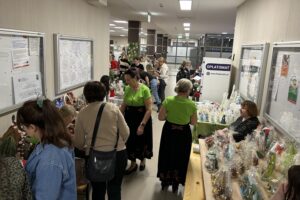 U starosty kieleckiego już czuć klimat świąt - Radio Kielce 10.12.2025. Kielce. Kiermasz bożonarodzeniowy w Starostwie Powiatowym w Kielcach / Fot, Marcin Marszałek - Radio Kielce