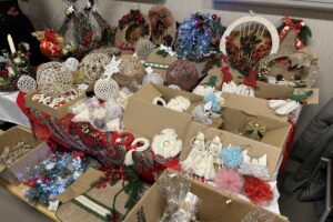 U starosty kieleckiego już czuć klimat świąt - Radio Kielce 10.12.2025. Kielce. Kiermasz bożonarodzeniowy w Starostwie Powiatowym w Kielcach / Fot, Marcin Marszałek - Radio Kielce