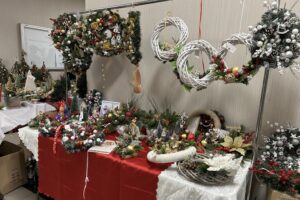 U starosty kieleckiego już czuć klimat świąt - Radio Kielce 10.12.2025. Kielce. Kiermasz bożonarodzeniowy w Starostwie Powiatowym w Kielcach / Fot, Marcin Marszałek - Radio Kielce