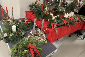 U starosty kieleckiego już czuć klimat świąt - Radio Kielce 10.12.2025. Kielce. Kiermasz bożonarodzeniowy w Starostwie Powiatowym w Kielcach / Fot, Marcin Marszałek - Radio Kielce