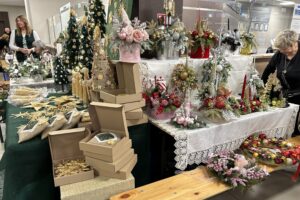 U starosty kieleckiego już czuć klimat świąt - Radio Kielce 10.12.2025. Kielce. Kiermasz bożonarodzeniowy w Starostwie Powiatowym w Kielcach / Fot, Marcin Marszałek - Radio Kielce