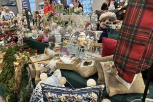 U starosty kieleckiego już czuć klimat świąt - Radio Kielce 10.12.2025. Kielce. Kiermasz bożonarodzeniowy w Starostwie Powiatowym w Kielcach / Fot, Marcin Marszałek - Radio Kielce