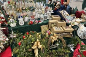 U starosty kieleckiego już czuć klimat świąt - Radio Kielce 10.12.2025. Kielce. Kiermasz bożonarodzeniowy w Starostwie Powiatowym w Kielcach / Fot, Marcin Marszałek - Radio Kielce