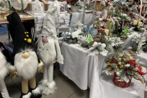 U starosty kieleckiego już czuć klimat świąt - Radio Kielce 10.12.2025. Kielce. Kiermasz bożonarodzeniowy w Starostwie Powiatowym w Kielcach / Fot, Marcin Marszałek - Radio Kielce