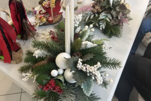 Świąteczne ozdoby na kiermaszu w szpitalu - Radio Kielce 09.12.2025. Kielce. Wojewódzki Szpital Zespolonym w Kielcach. Kiermasz / Fot. Iwona Murawska-Bujnowicz - Radio Kielce