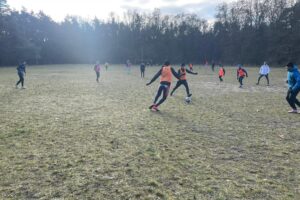 24.12.2025. Kielce. Stadion leśny. Mecz piłkarski świętokrzyskich kolarzy / Fot. Rafał Szymczyk - Radio Kielce