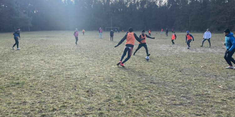 24.12.2025. Kielce. Stadion leśny. Mecz piłkarski świętokrzyskich kolarzy / Fot. Rafał Szymczyk - Radio Kielce
