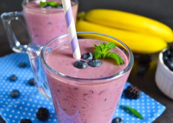 Koktajl borówkowo-bananowy na śniadanie - Radio Kielce Koktajl borówkowo-bananowy na śniadanie