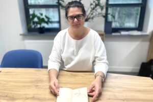 Wielka wartość rodzinnych pamiątek. IPN podziękuje swoim darczyńcom - Radio Kielce Na zdjęciu: Iwona Czyżyk - kierownik Wydziału Archiwalnego delegatury IPN w Kielcach pokazuje pamiętnik z kolekcji przekazanej przez Macieja Juniszewskiego. / Fot. Dorota Klusek - Radio Kielce