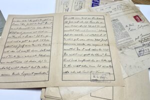 Wielka wartość rodzinnych pamiątek. IPN podziękuje swoim darczyńcom - Radio Kielce Dar ojca Przemysława Lutyńskiego – oryginalne listy Wacława Lutyńskiego – uczestnika pierwszego transportu do KL Auschwitz do żony Celiny / Fot. Dorota Klusek - Radio Kielce