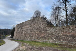 Potężny mur zostanie odnowiony - Radio Kielce