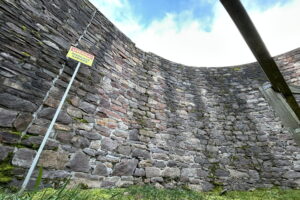 Potężny mur zostanie odnowiony - Radio Kielce