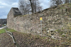 Potężny mur zostanie odnowiony - Radio Kielce