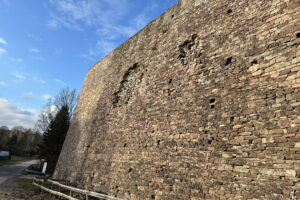 Potężny mur zostanie odnowiony - Radio Kielce