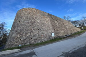 Potężny mur zostanie odnowiony - Radio Kielce