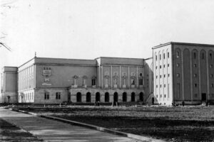 Historia kieleckich ulic. Krakowska Rogatka - Radio Kielce Kielce. Krakowska Rogatka. 1936 rok. Dom Wychowania Fizycznego i Przysposobienia Wojskowego im. Marszałka Józefa Piłsudskiego / źródło: fotopolska.eu