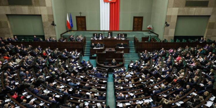 04.12.2025. Warszawa. Posłowie na sali obrad Sejmu / Fot. PAP/Paweł Supernak