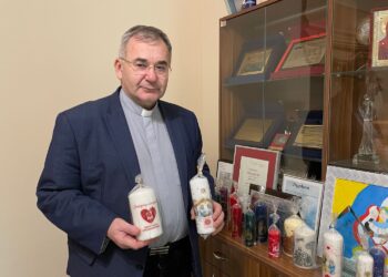 Kupując tę świecę, pomagasz dzieciom - Radio Kielce Na zdjęciu: ks. Bogusław Pitucha, dyrektor Caritas Diecezji Sandomierskiej / Fot. Grażyna Szlęzak-Wójcik - Radio Kielce