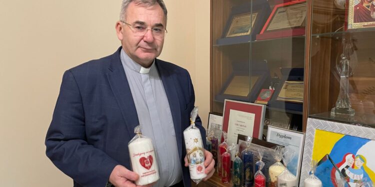 Kupując tę świecę, pomagasz dzieciom - Radio Kielce Na zdjęciu: ks. Bogusław Pitucha, dyrektor Caritas Diecezji Sandomierskiej / Fot. Grażyna Szlęzak-Wójcik - Radio Kielce