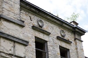 W ruinie XIX-wiecznej kamienicy powstaną apartamenty - Radio Kielce Pałac Schoenbergaw Wąchocku / Fot. Anna Głąb - Radio Kielce