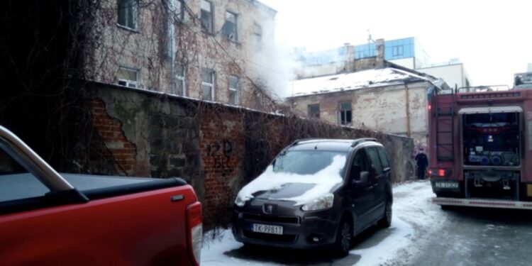 Pożar w centrum Kielc. Ogień pojawił się w jednej z kamienic