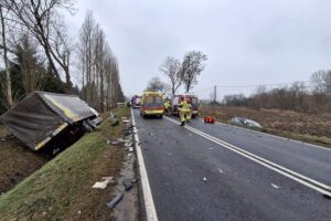 Śmiertelny wypadek na drodze krajowej - Radio Kielce 01.12.2025. Winiary Dolne. Wypadek / Fot. PSP Busko-Zdrój