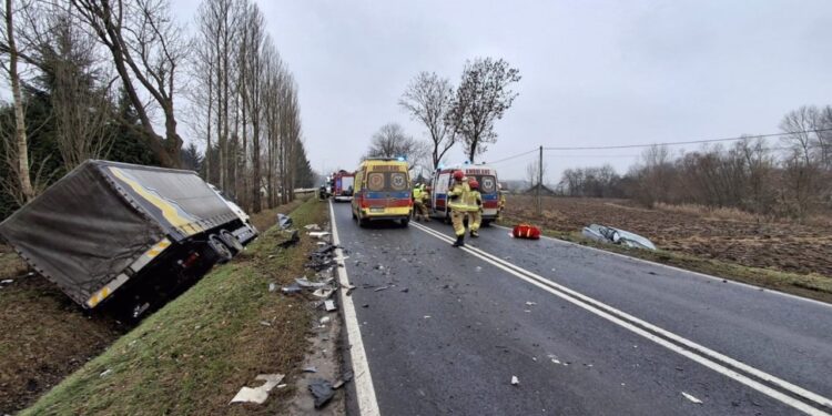 Śmiertelny wypadek na drodze krajowej - Radio Kielce 01.12.2025. Winiary Dolne. Wypadek / Fot. PSP Busko-Zdrój