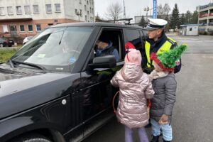 05.12.2025. Bilcza. Akcja policji oraz dzieci ze Szkoły Podstawowej w Bilczy / Fot. Daniel Czwartosz - Radio Kielce