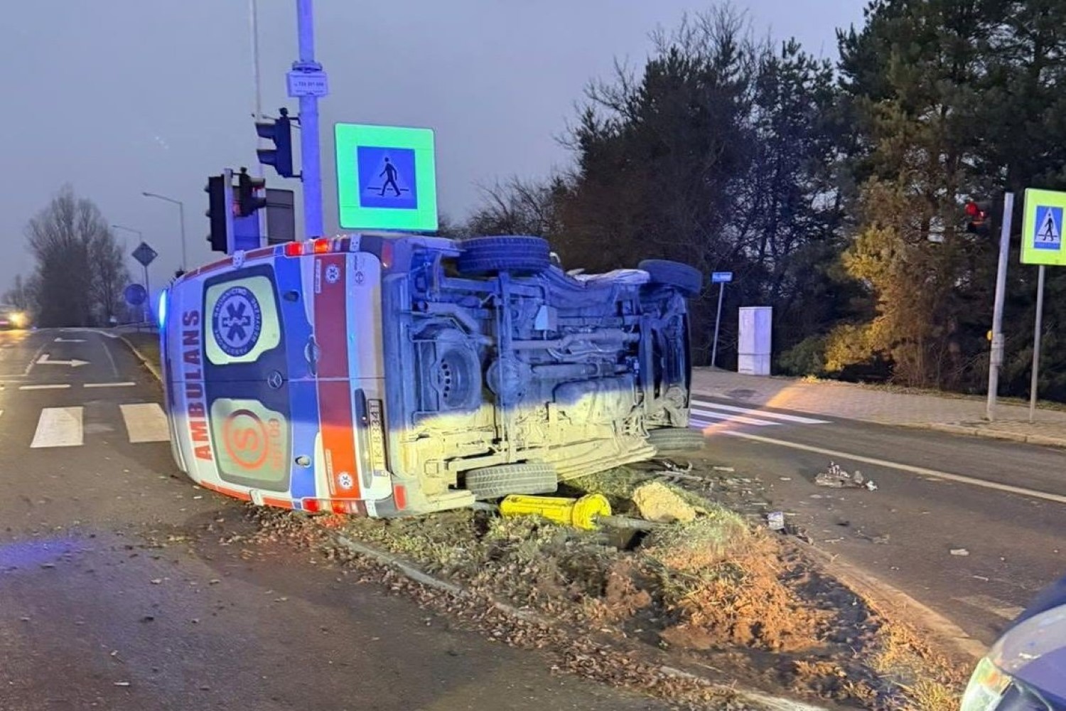 Zderzenie auta osobowego z karetką. Cztery osoby ranne