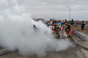 Samochód zapalił się podczas jazdy - Radio Kielce 29.12.2025. Sandomierz. Pożar samochodu / Fot. KP PSP w Sandomierzu