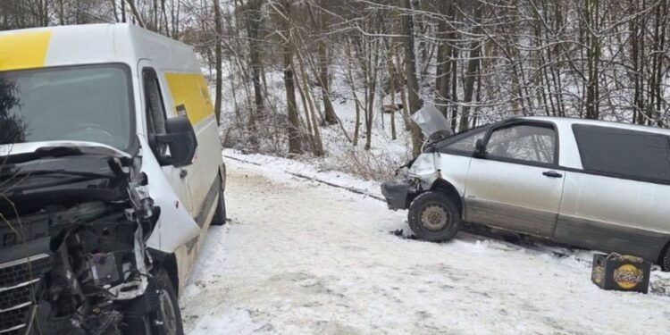 Wypadek w Grzegorzowicach. Auto wpadło w poślizg