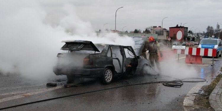 Samochód zapalił się podczas jazdy - Radio Kielce 29.12.2025. Sandomierz. Pożar samochodu / Fot. KP PSP w Sandomierzu