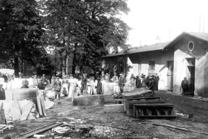 Kielce. Ulica Piotra Ściegiennego. Lata 1900-1910. Dziedziniec fabryki wyrobów marmurowych / źródło: fotopolska.eu