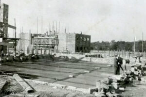 Kielce. Ulica Piotra Ściegiennego. 1933 rok. Budowa Domu Wychowania Fizycznego i Przysposobienia Wojskowego (obecnie Wojewódzkiego Domu Kultury) / źródło: fotopolska.eu