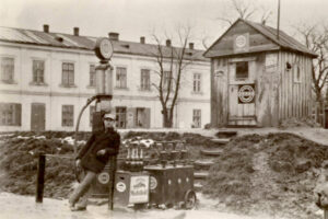 Kielce. Ulica Piotra Ściegiennego. 1920 rok. Stacja benzynowa na skrzyżowaniu ulicy Krakowskiej i Ściegiennego, obecnie teren placu im. Józefa Piłsudskiego / źródło: fotopolska.eu