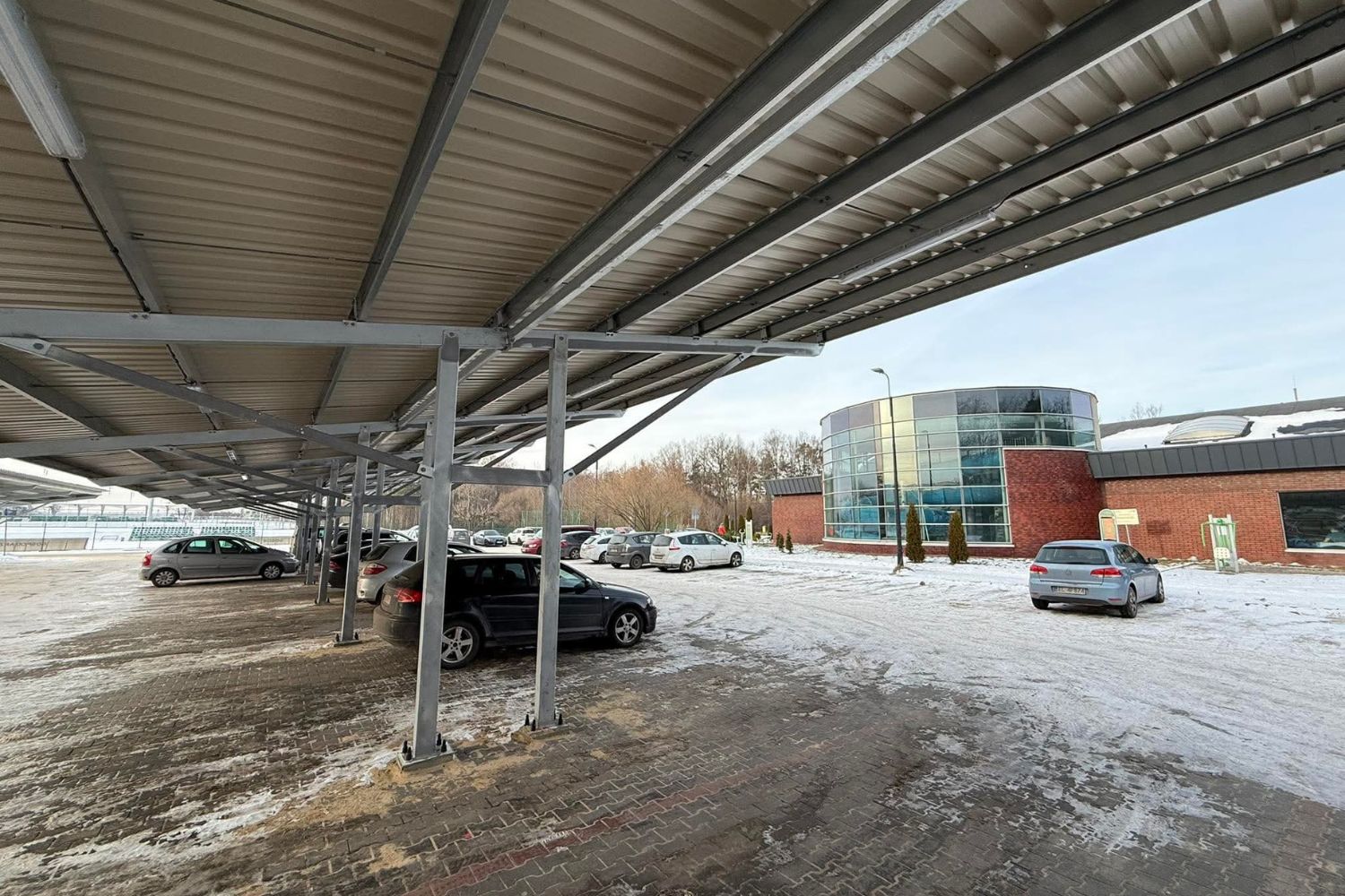 Farma fotowoltaiczna przy Krytej Pływalni w Starachowicach / Fot. Marek Materek - Facebook