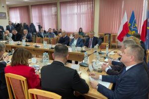 29.01.2026. Staszów. Starostwo Powiatowe w Staszowie. Spotkanie przedstawicieli PKP S.A i PKP PLK z samorządowcami, władzami województwa i przedstawicielami rządu / Fot. Grażyna Szlęzak-Wójcik – Radio Kielce