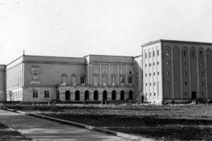 Kielce. Ulica Piotra Ściegiennego. 1936 rok. Dom Wychowania Fizycznego i Przysposobienia Wojskowego (obecnie Wojewódzki Dom Kultury) / źródło: fotopolska.eu