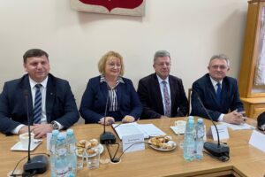 29.01.2026. Staszów. Starostwo Powiatowe w Staszowie. Spotkanie przedstawicieli PKP S.A i PKP PLK z samorządowcami, władzami województwa i przedstawicielami rządu / Fot. Grażyna Szlęzak-Wójcik – Radio Kielce