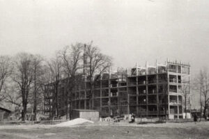 Kielce. Aleja IX Wieków Kielc. Lata 1967-1970. Budowa urzędu wojewódzkiego / źródło: facebook.com/kieleckieinwestycje