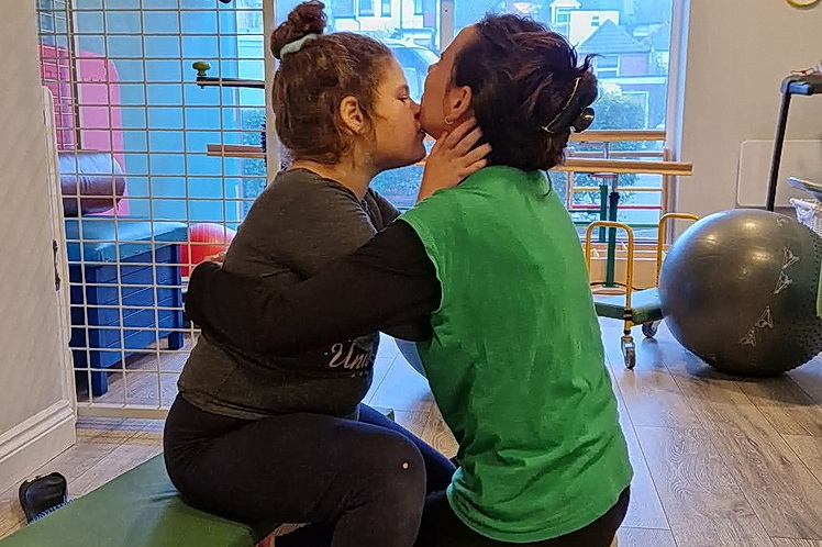 Julia walczy o sprawność i samodzielność. Bez nas będzie trudno - Radio Kielce