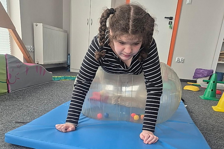 Julia walczy o sprawność i samodzielność. Bez nas będzie trudno - Radio Kielce