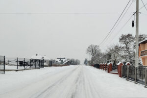 Skrzelczyce, gmina Pierzchnica. Ulica Góra / Fot. Karol Kieszkowski