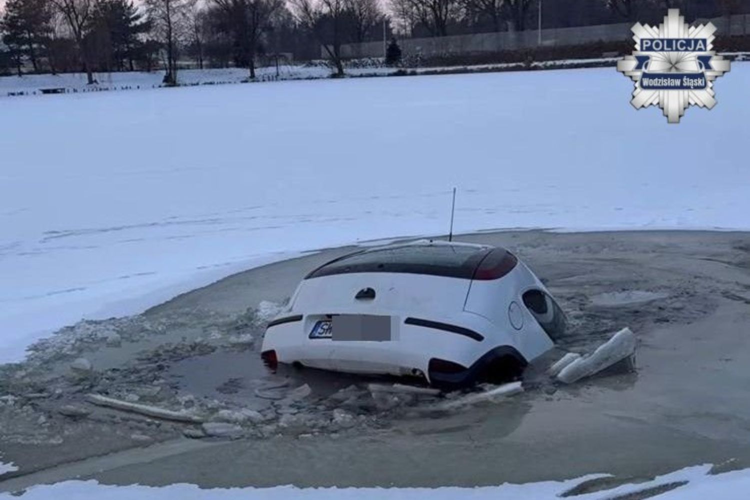 Wjechał samochodem na zamarznięty staw, auto utonęło